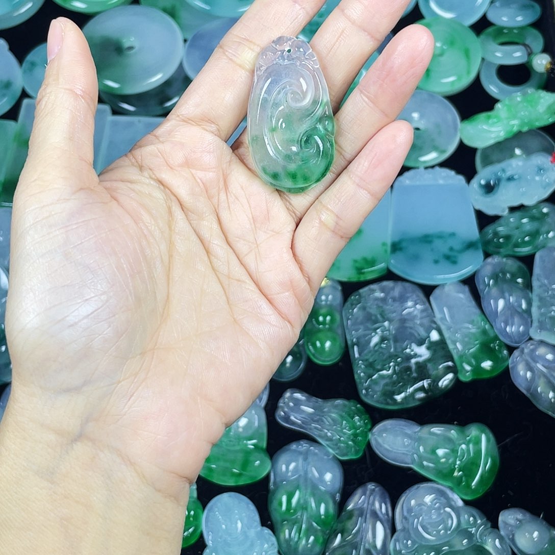 翡翠未镶嵌颈饰瑕疵吊坠