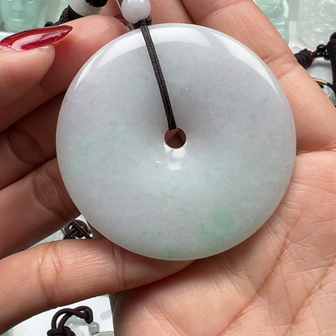 翡翠颈饰未镶嵌平安扣