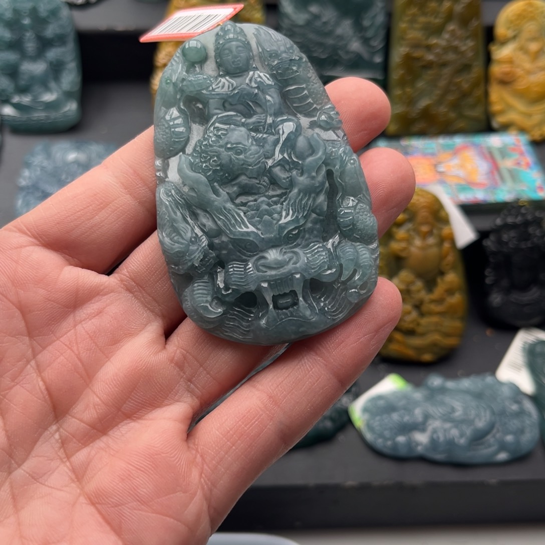 烟***。翡翠未镶嵌颈饰文殊