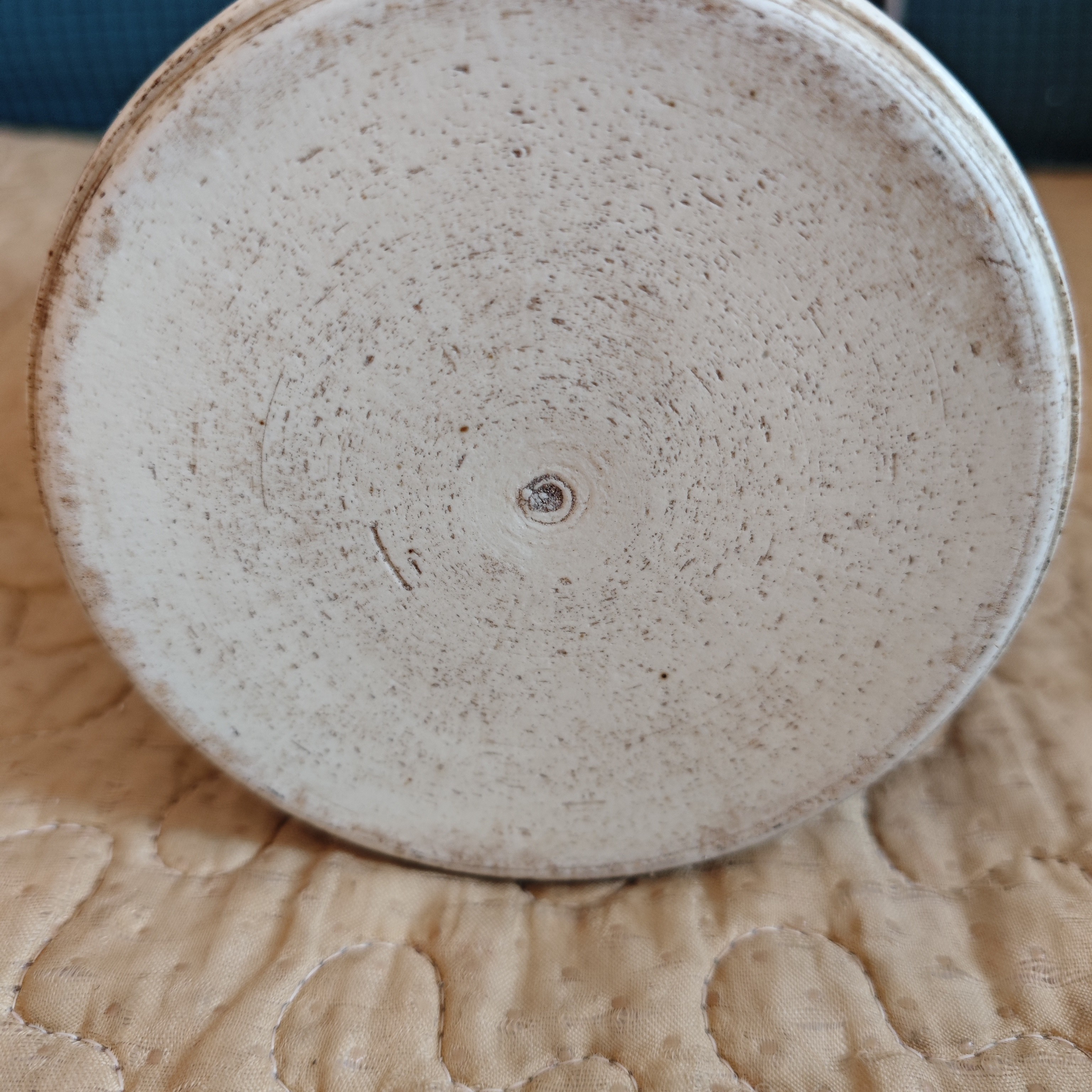 风格精美笔筒，瓷笔筒