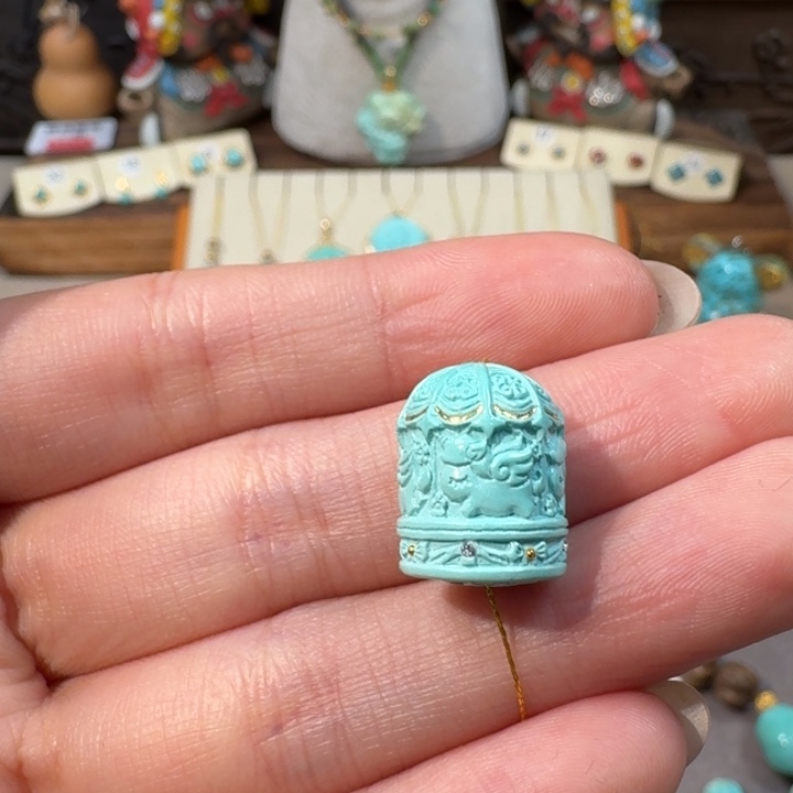 绿松石未镶嵌旋转木马雕刻件