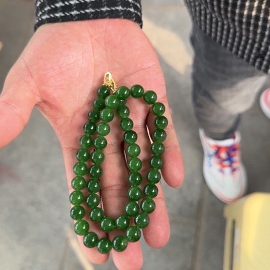 和田玉颈饰未镶嵌俄罗斯色标级辣阳绿卡10，小点