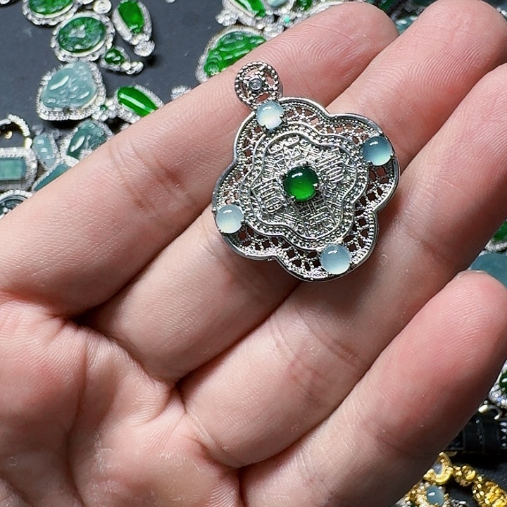 翡翠颈饰未镶嵌天然A货翡翠放漏