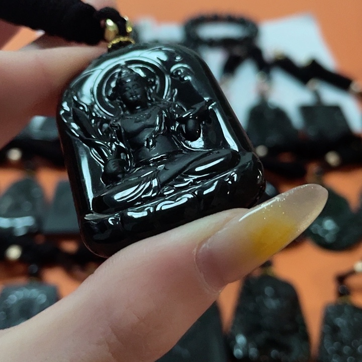 翡翠颈饰未镶嵌悠**很