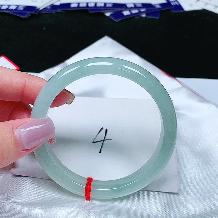 翡翠手镯未镶嵌翡翠手镯未镶嵌 