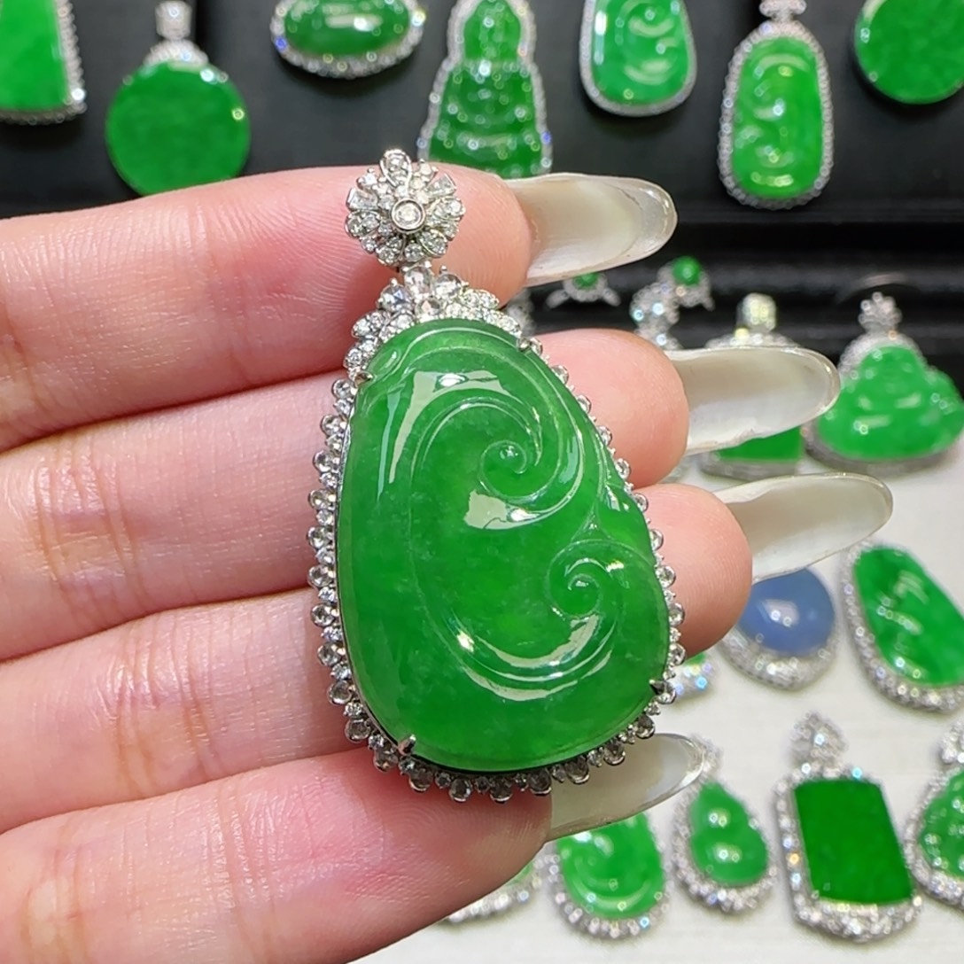 翡翠18K金镶嵌颈饰