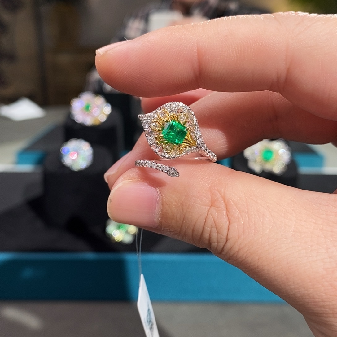 戒指18K金镶嵌祖母绿