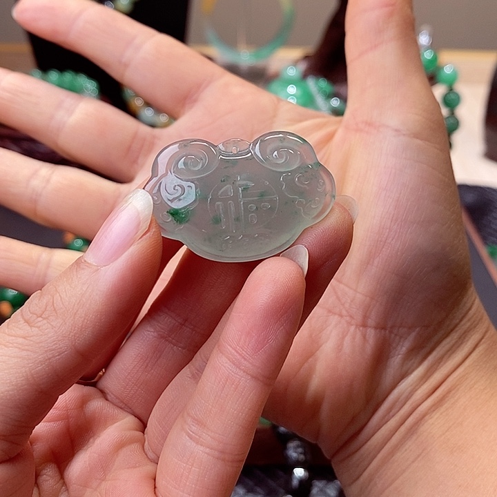 石英质玉（非洲翠）未镶嵌如意锁