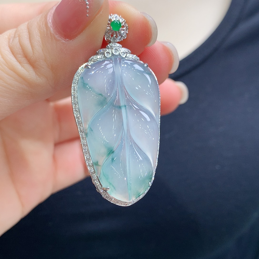 翡翠颈饰18K金镶嵌叶子