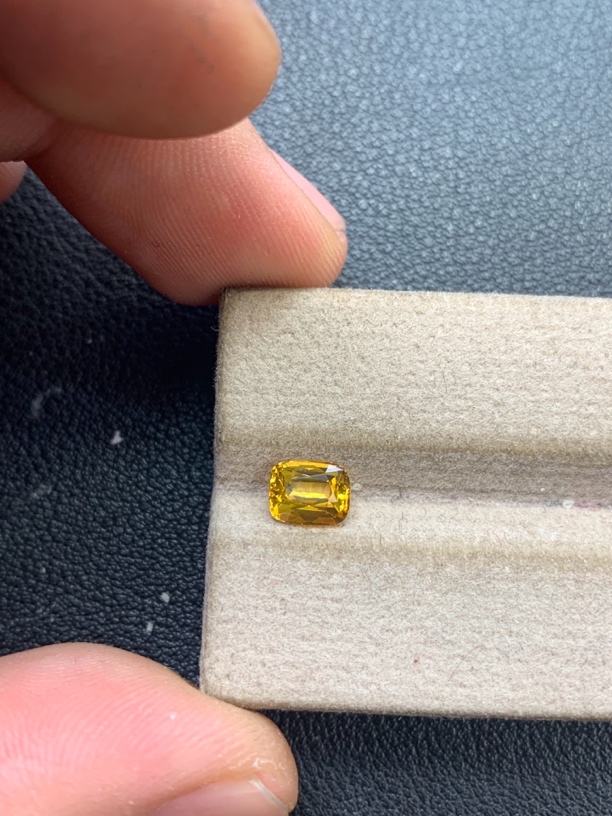 天然黄蓝宝全净1.02ct