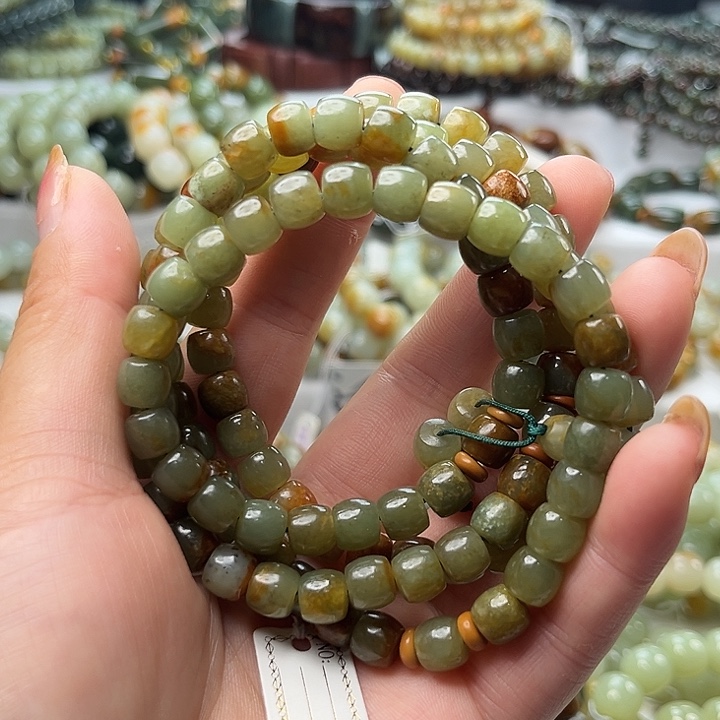 透闪石质玉未镶嵌项链有瑕