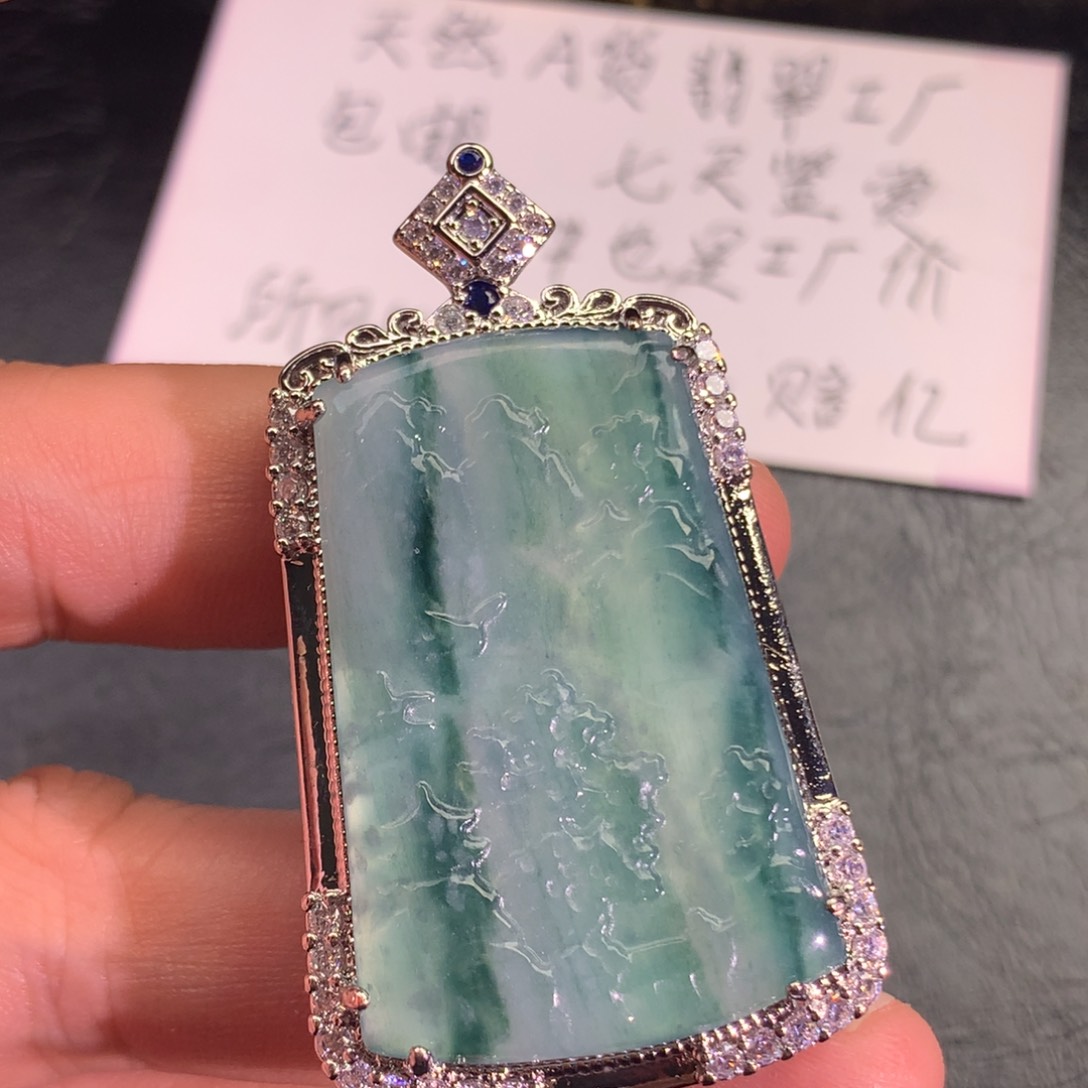 翡翠颈饰未镶嵌山水
