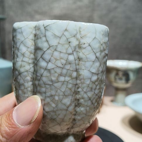 哥窑月白釉花口杯子