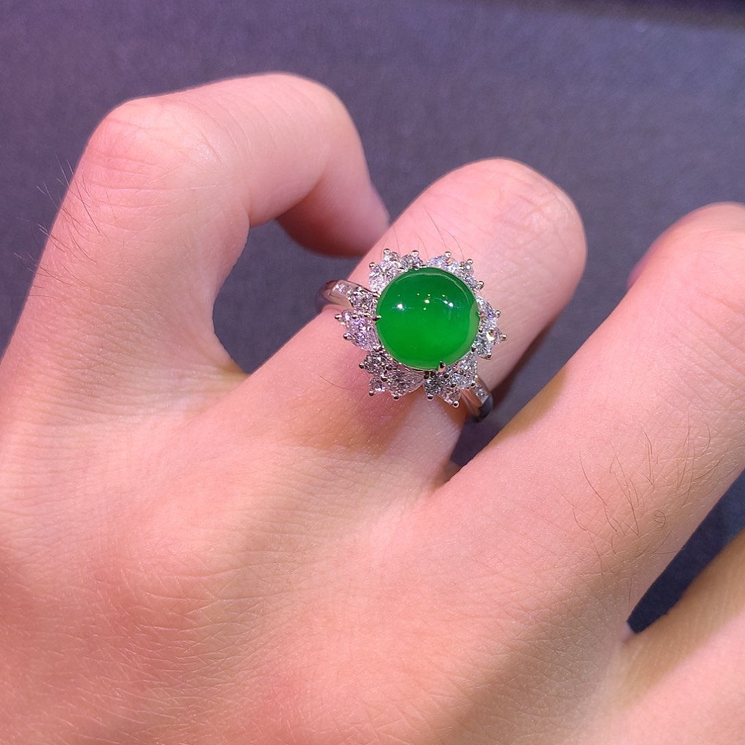翡翠戒指18K金镶嵌高冰玻满绿正圆蛋面戒指