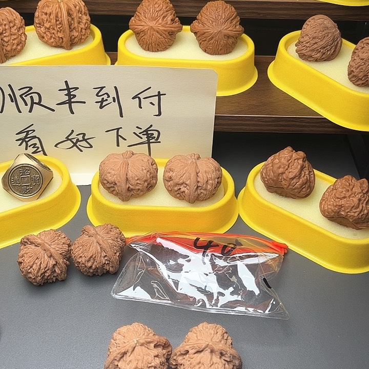 文玩核桃吊坠C****.三角白狮子文玩核桃手把件