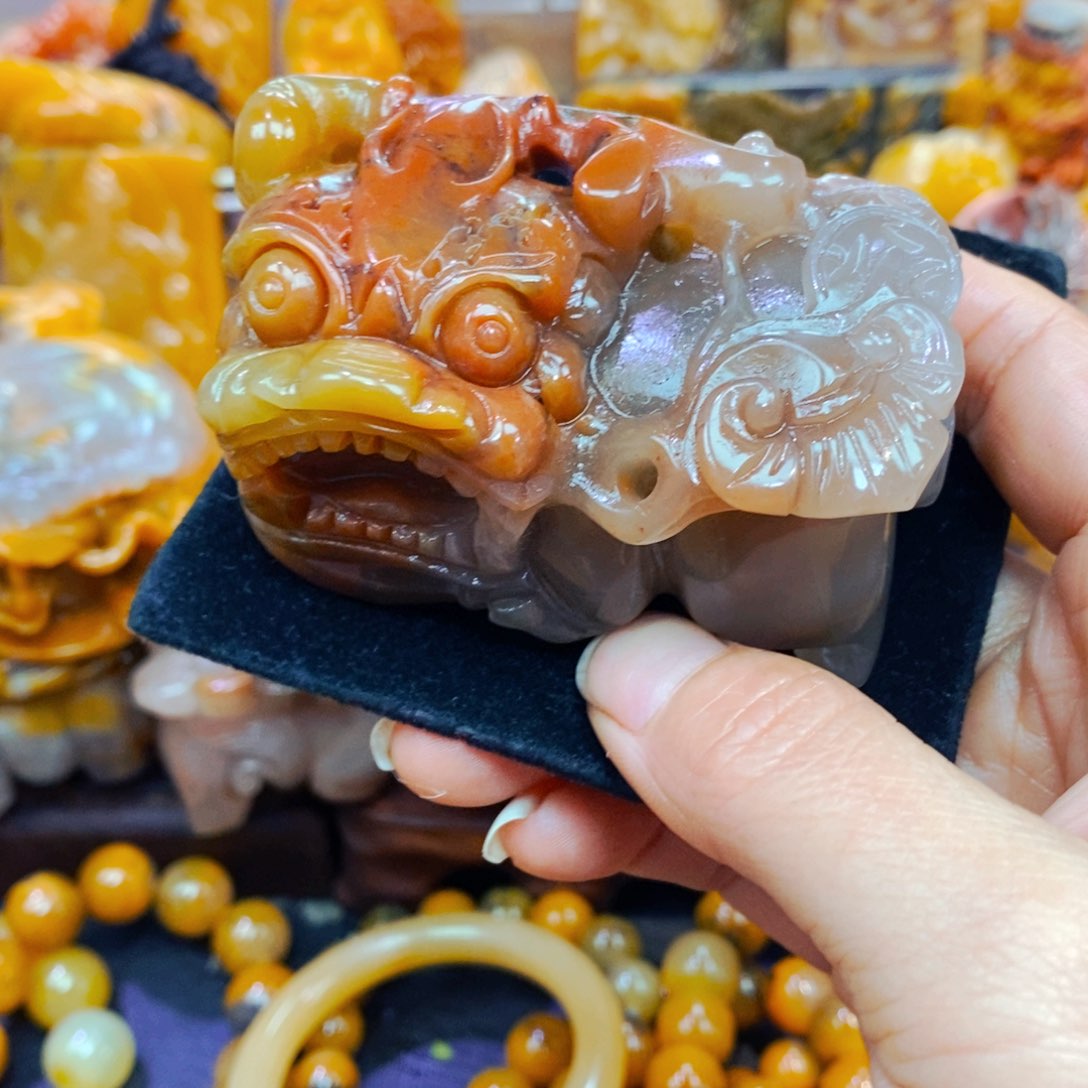 未镶嵌石英质玉（黄龙玉）颈饰