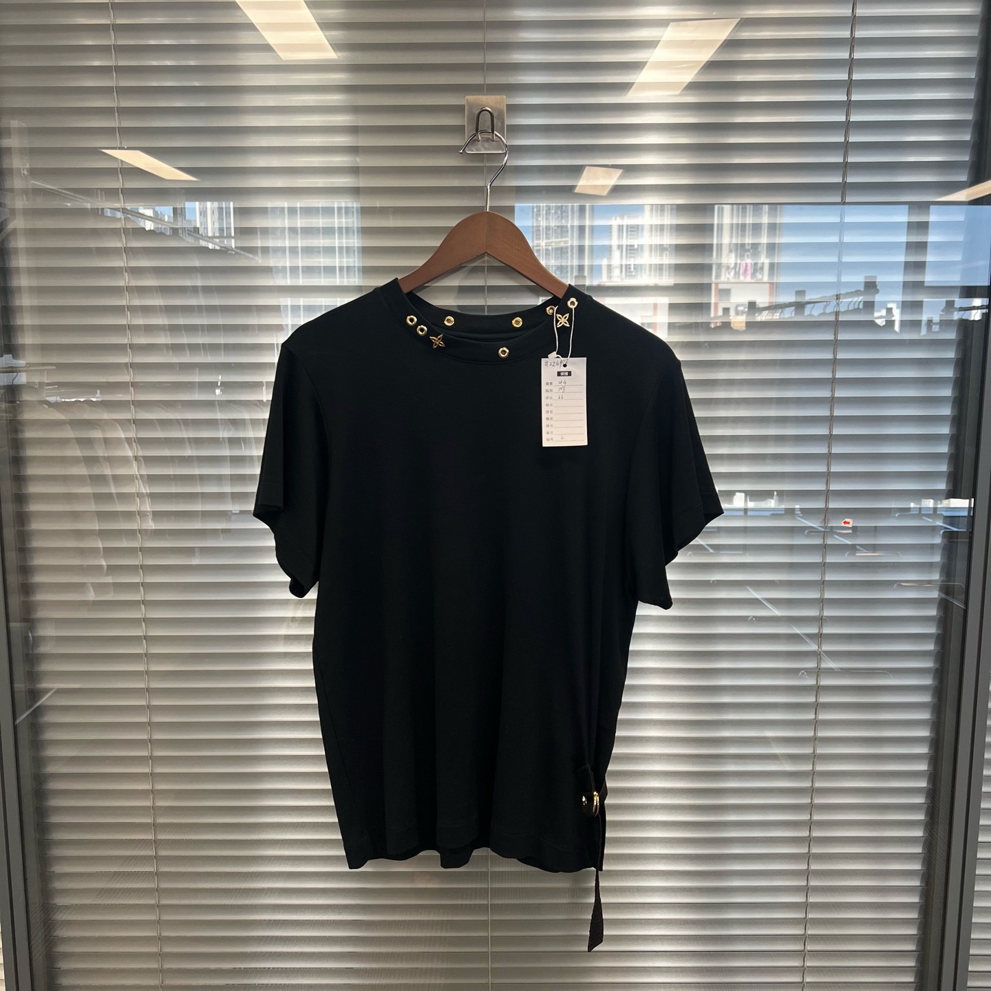 99新 LouisVuitton/路易威登 黑色短袖领口金色X形设计L码#zz6902