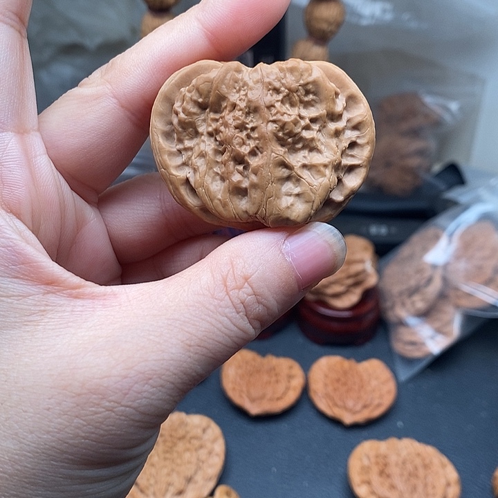 文玩核桃吊坠蛤蟆桃心