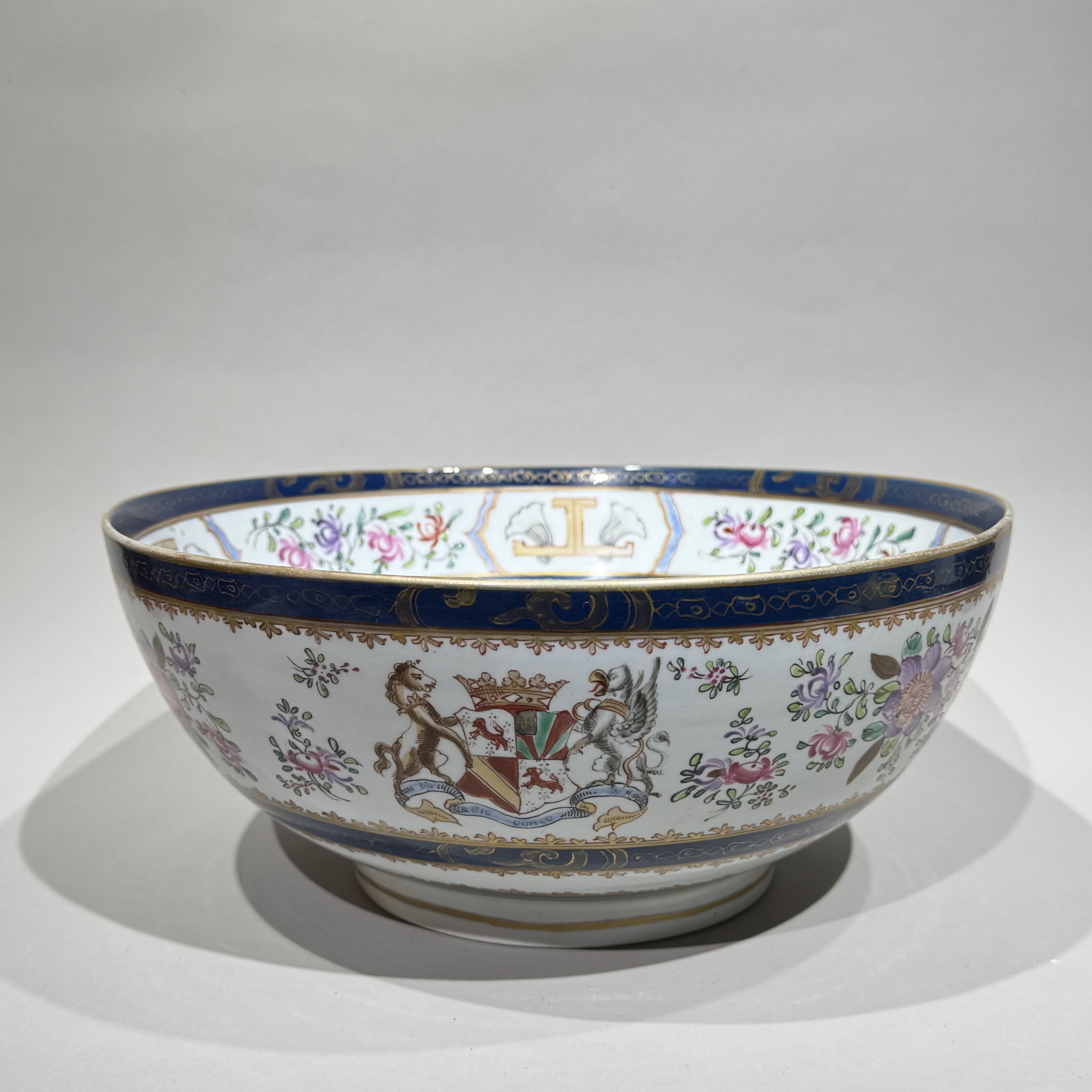 清雍正·祭蓝描金粉彩花卉徽章图潘趣大碗【古董拍卖】