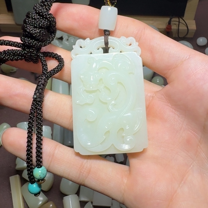 西***狼和田玉未镶嵌颈饰