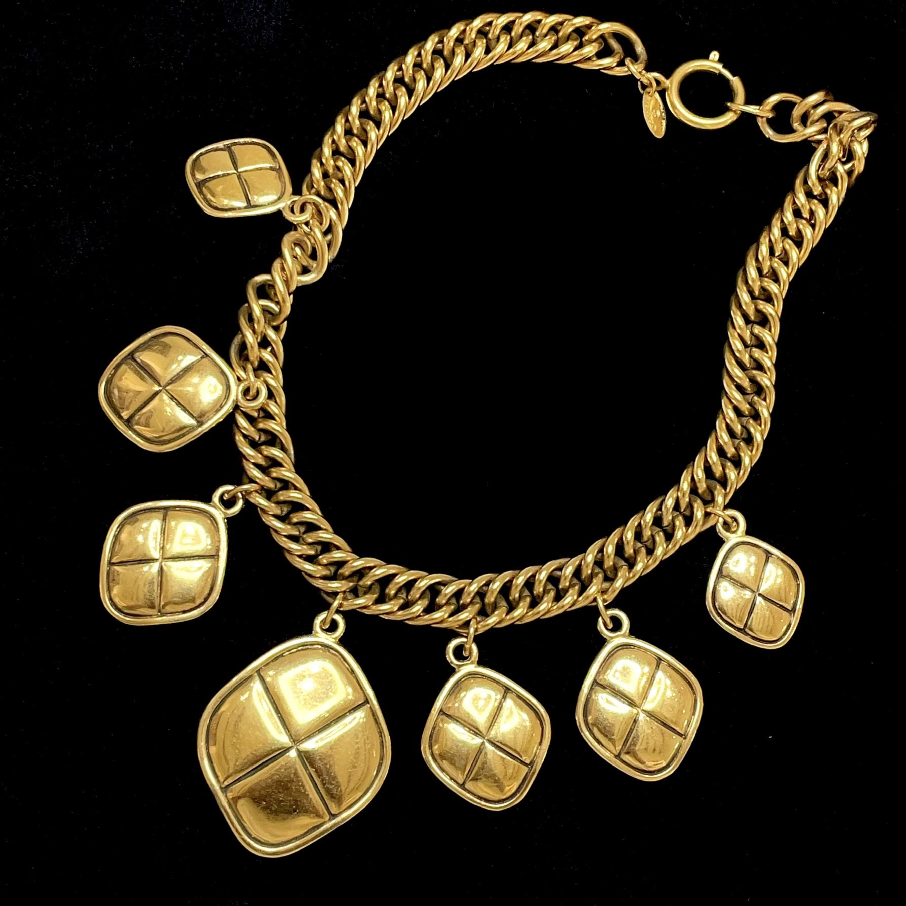 95新 Chanel/香奈儿 大促｜金色多华夫格吊坠项链 2302108