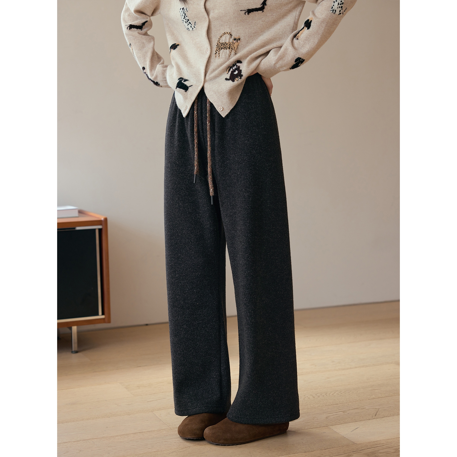 爱蔷薇大码直筒休闲裤加绒裤子女2025新款秋冬灰色阔腿裤GT78991