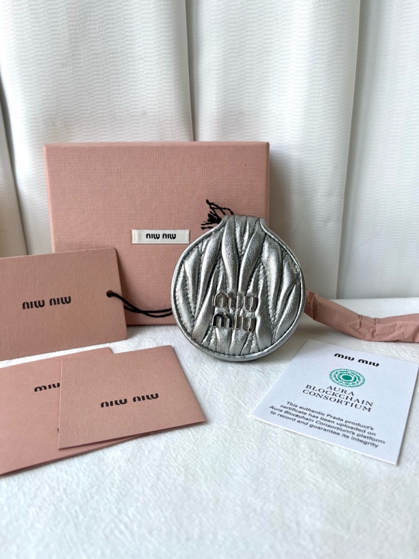 未使用 MIU MIU/缪缪 银色褶皱羊皮小挂包小镜子圆饼化妆包