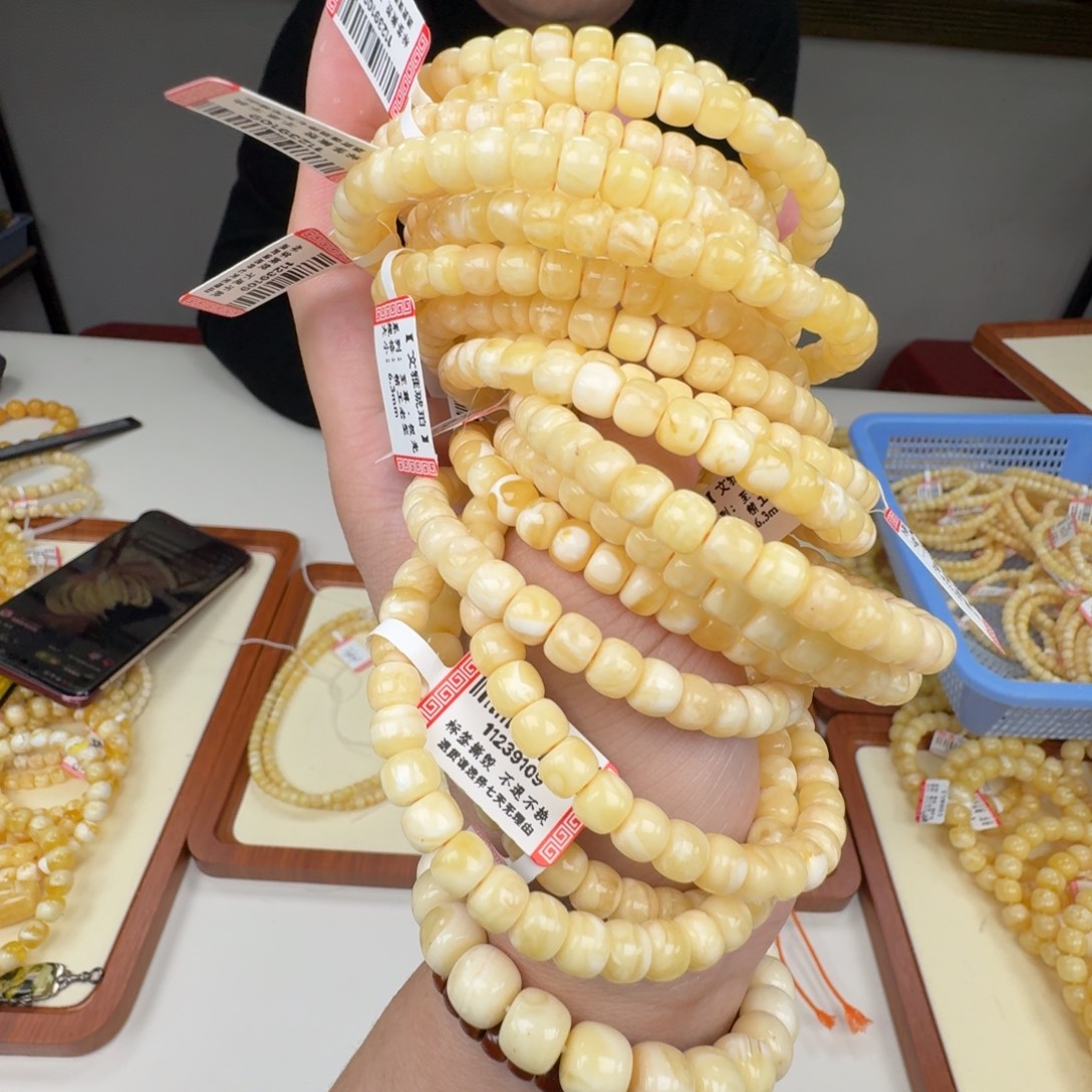 蜜蜡未镶嵌裸石多样性发其一