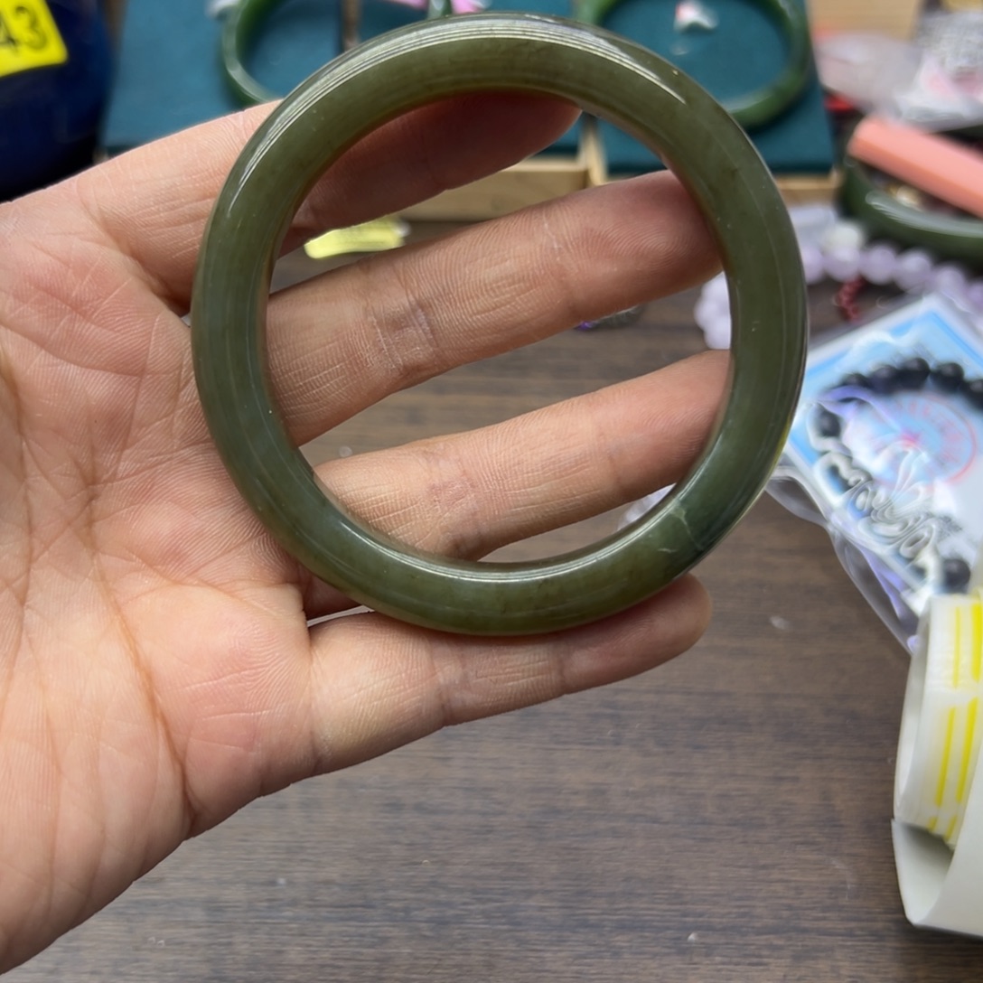 和田玉未镶嵌手镯58.3圈围375瑕