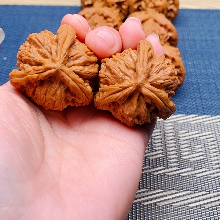 1***哥文玩核桃吊坠三棱