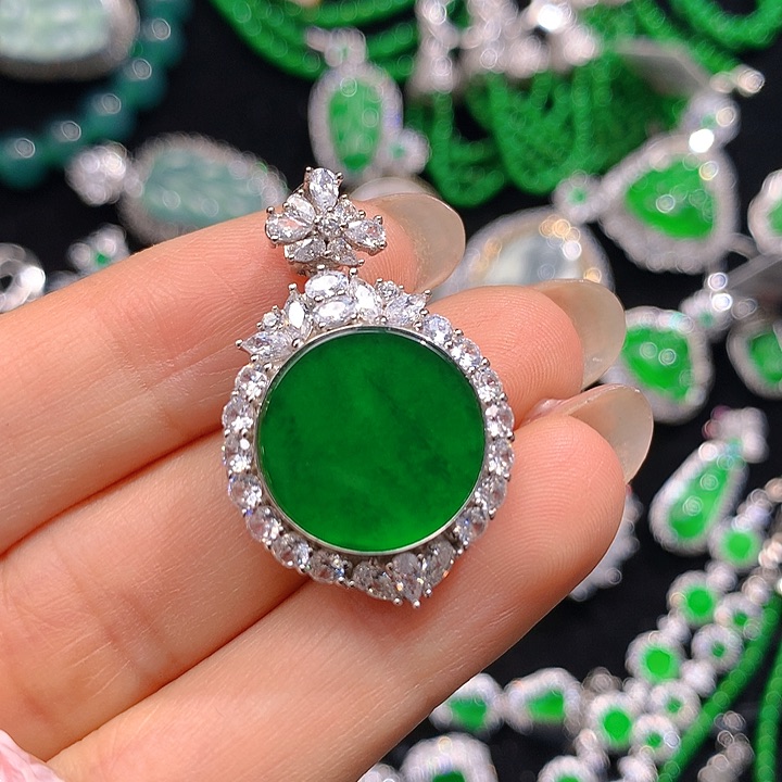 翡翠颈饰未镶嵌翡翠