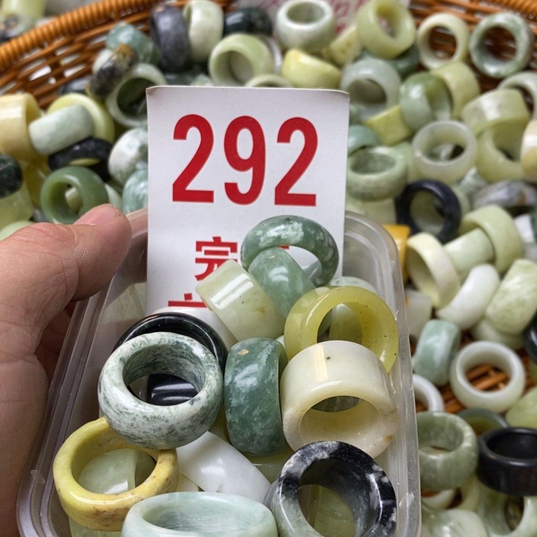 蛇纹石玉挂坠未镶嵌