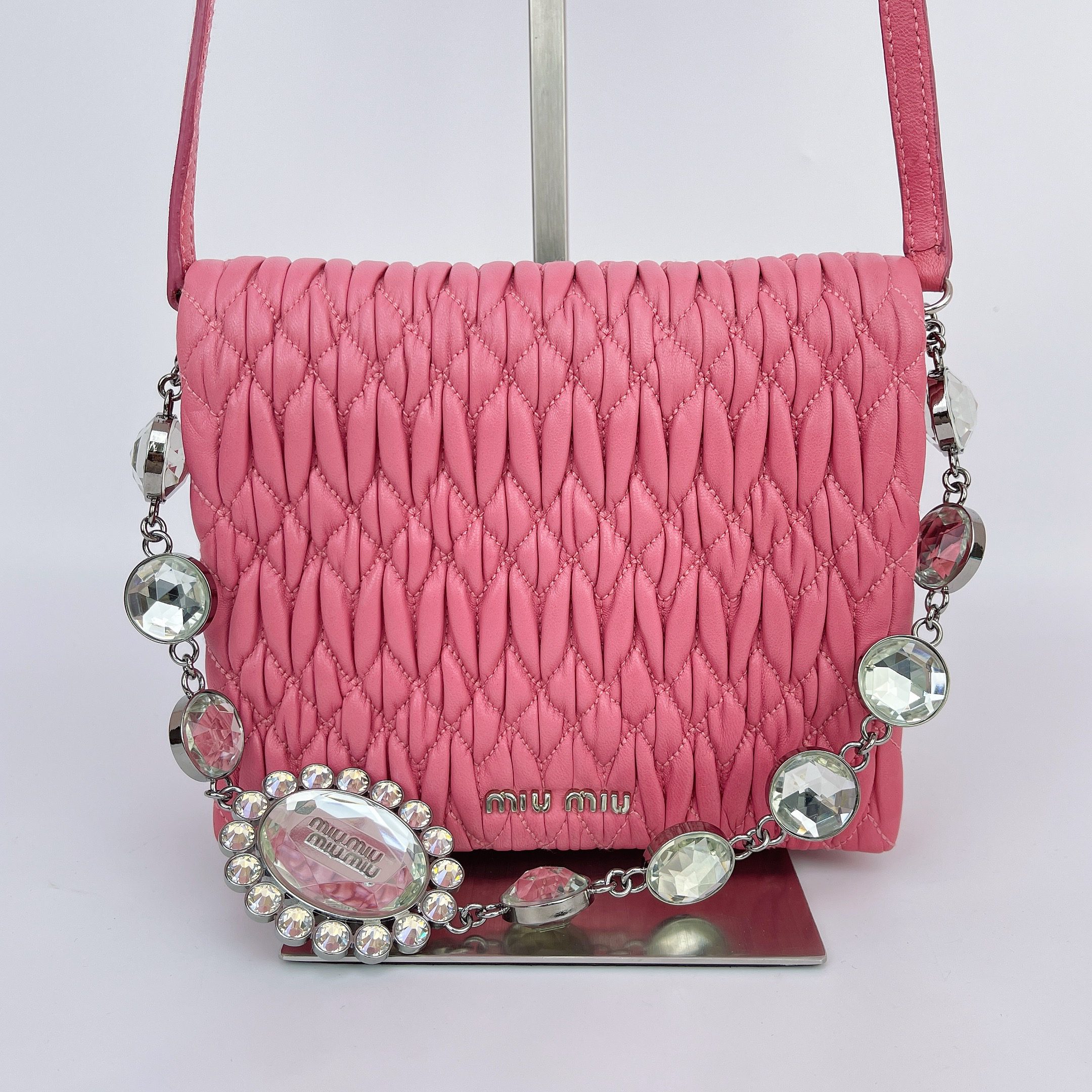 95新 MIU MIU/缪缪 缪缪 粉色褶皱宝石斜挎包底长17 N140