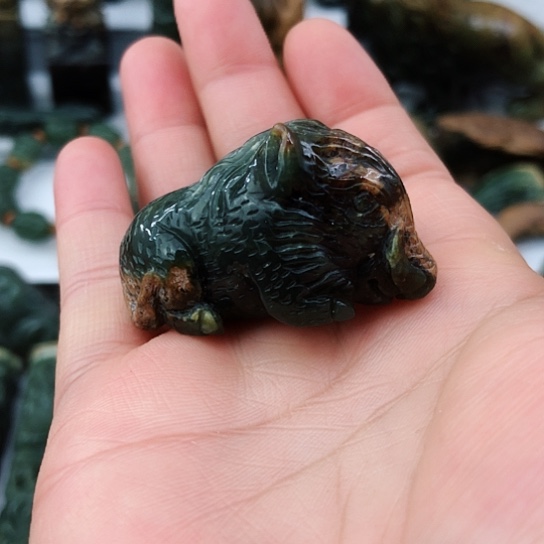 未镶嵌岫岩河磨玉（透闪石质玉）把件