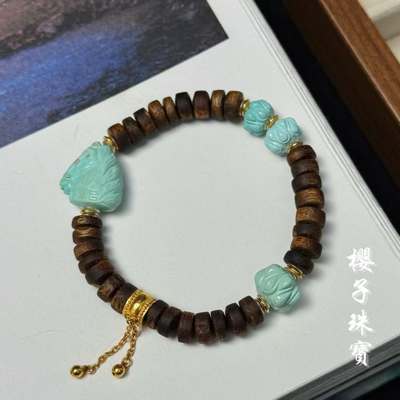 沉香 | 渡意 18K金绿松马儿7m沉香药片时尚设计百搭手串*CXS3580