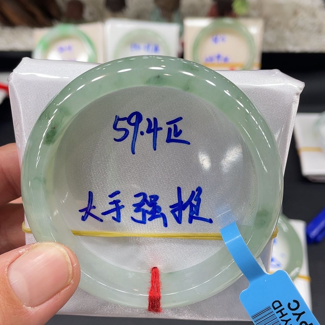 翡翠手镯未镶嵌翡翠