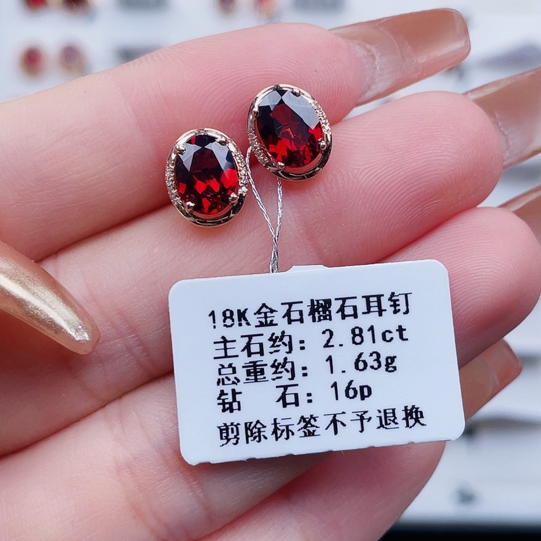18K金镶嵌石榴石耳饰