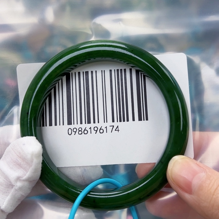 白***姐和田玉未镶嵌手镯微瑕58.2