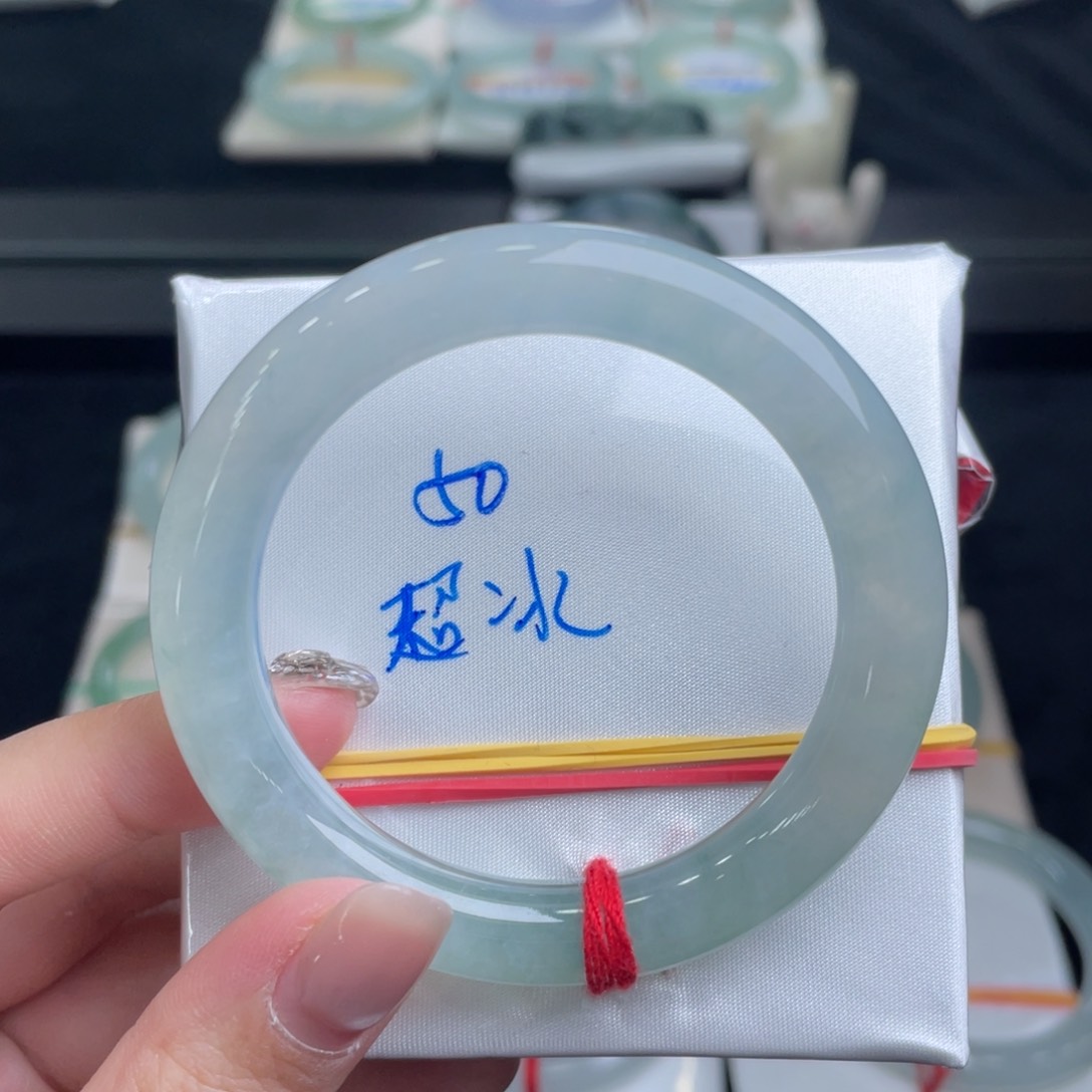 翡翠手镯未镶嵌翡翠