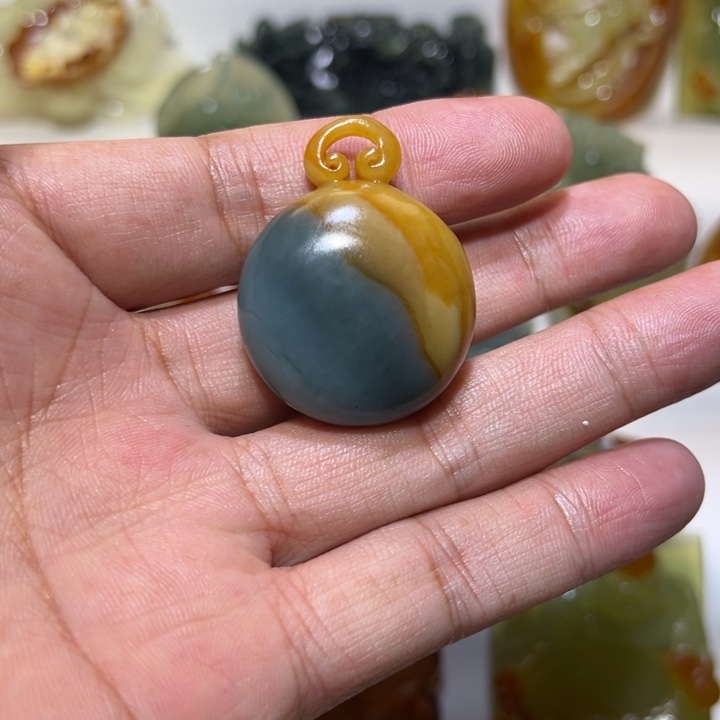 岫玉未镶嵌吊坠(赠链)