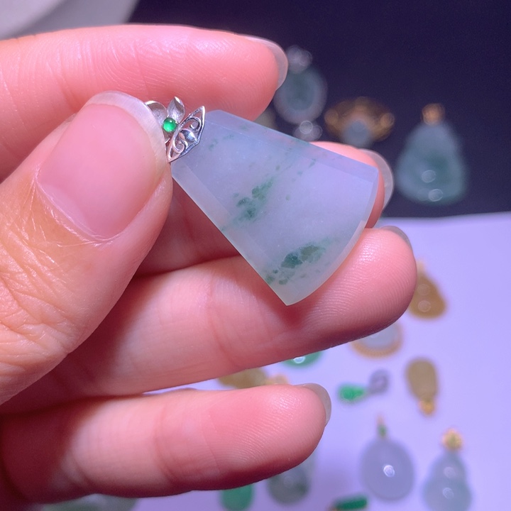 颈饰18K金镶嵌翡翠含*宝翡翠