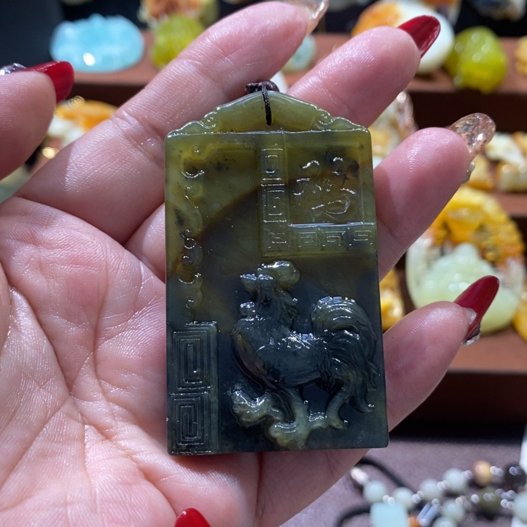 蛇纹石玉颈饰未镶嵌