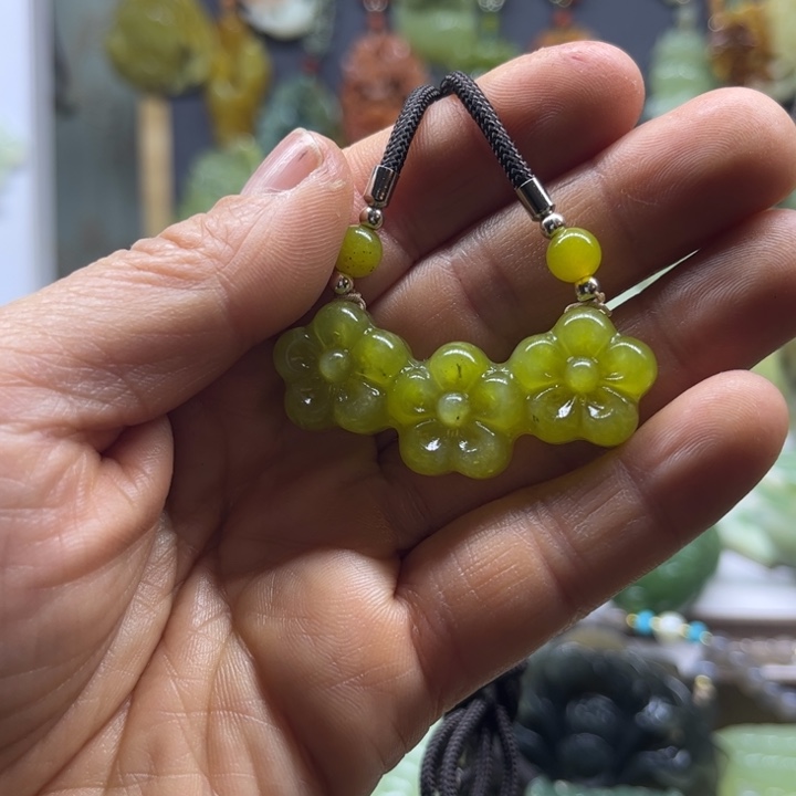 蛇纹石玉未镶嵌颈饰