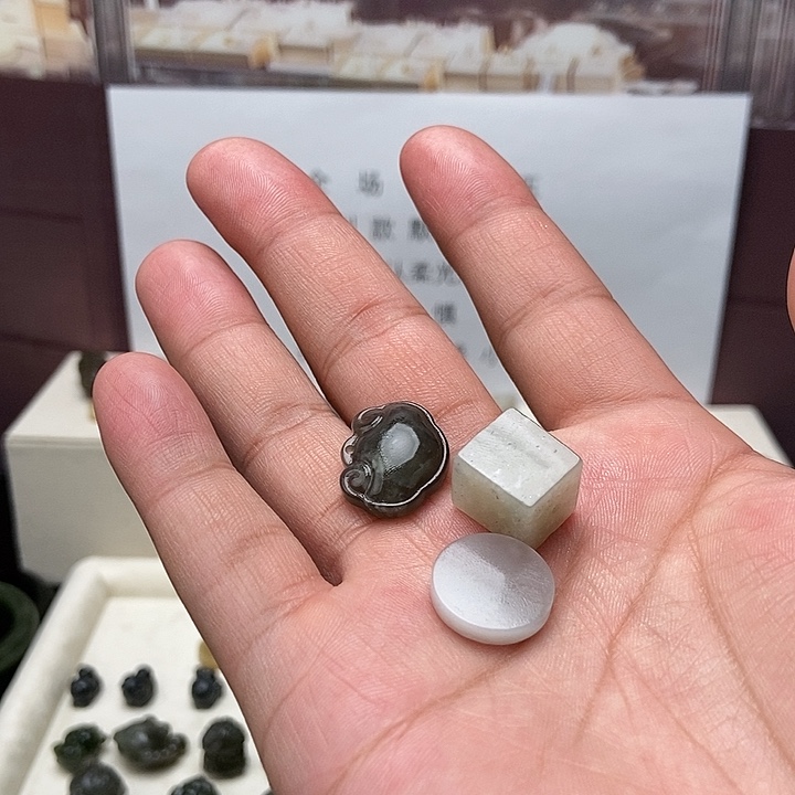 ^****和田玉未镶嵌颈饰