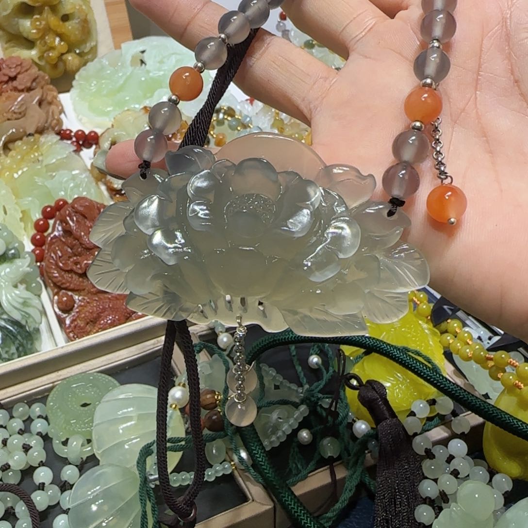 未镶嵌蛇纹石玉吊坠