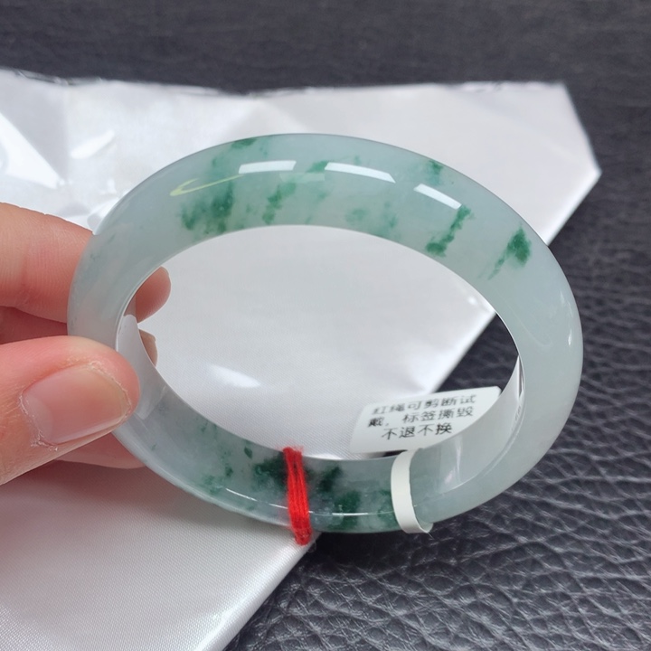 翡翠手镯未镶嵌。