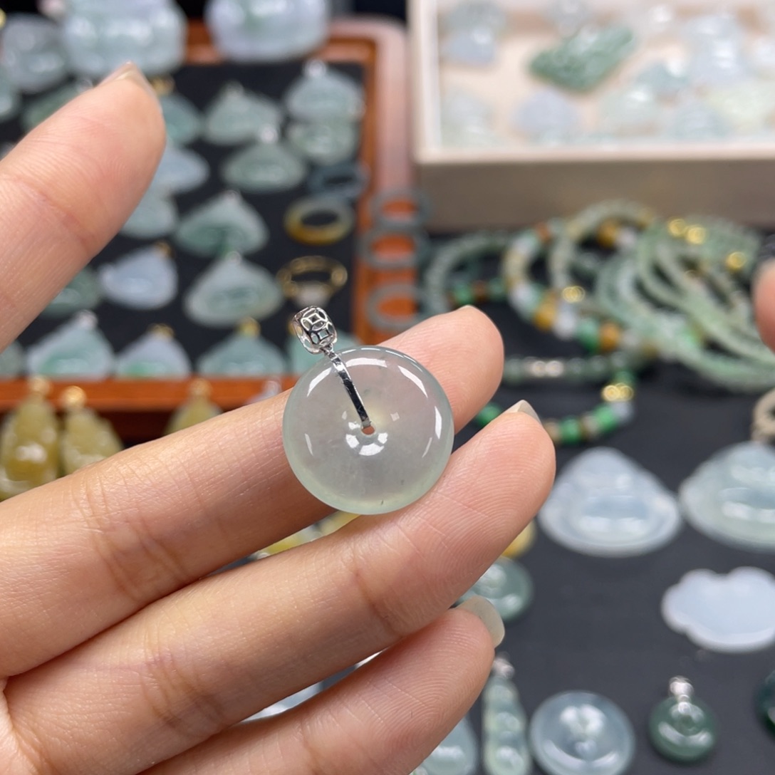 亿***士翡翠未镶嵌颈饰平安扣