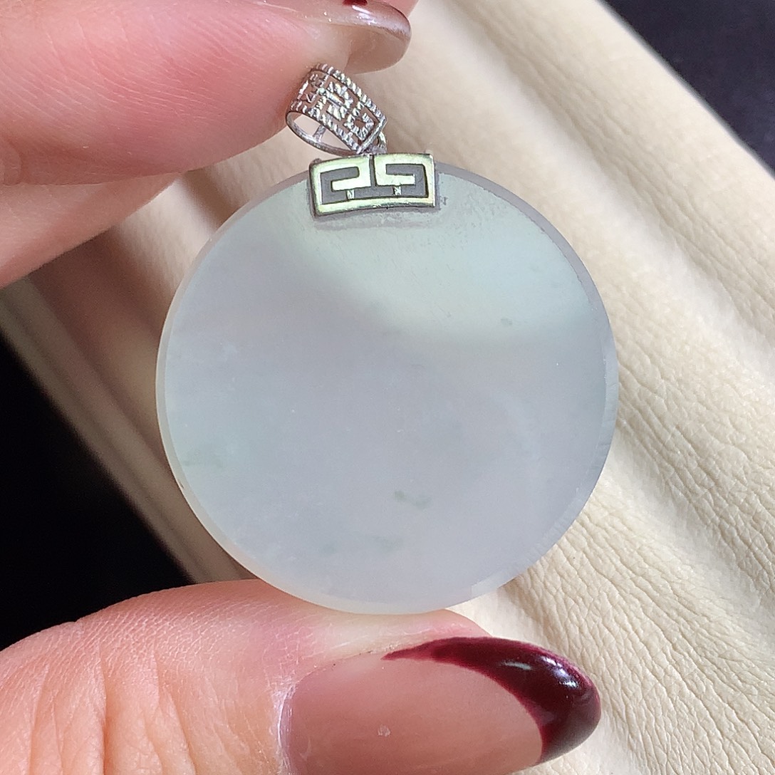 亚***刘翡翠18K金镶嵌颈饰无事牌