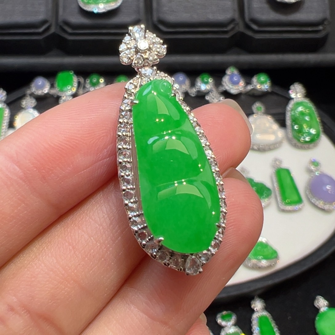 翡翠吊坠(不含链)18K金镶嵌小***?收到货48小时鉴赏期