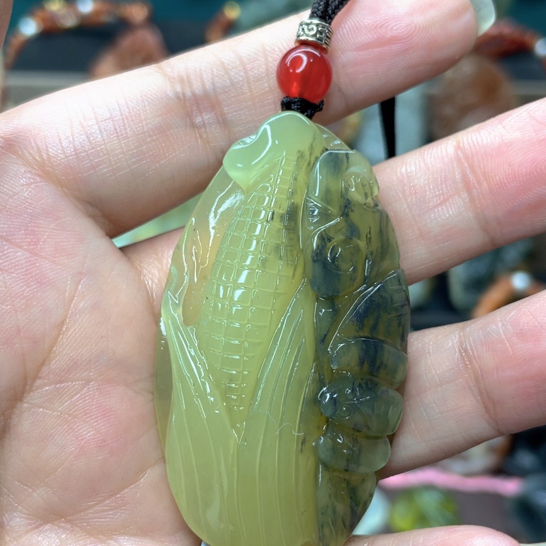 蛇纹石玉颈饰未镶嵌